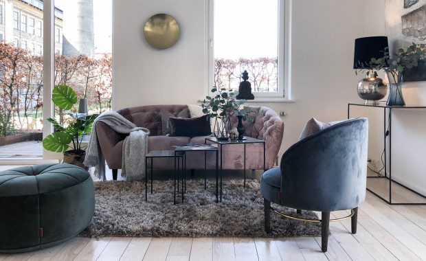 Se vores boligstyling i denne 3-værelses lejlighed på Frederiksberg ved København. Vi viser fotos fra lejeligheden, efter vi har lavet en Full Styling. Vi viser også fotos af lejligheden før, med sælgers egne møbler og interiør. Se selv forskellen.